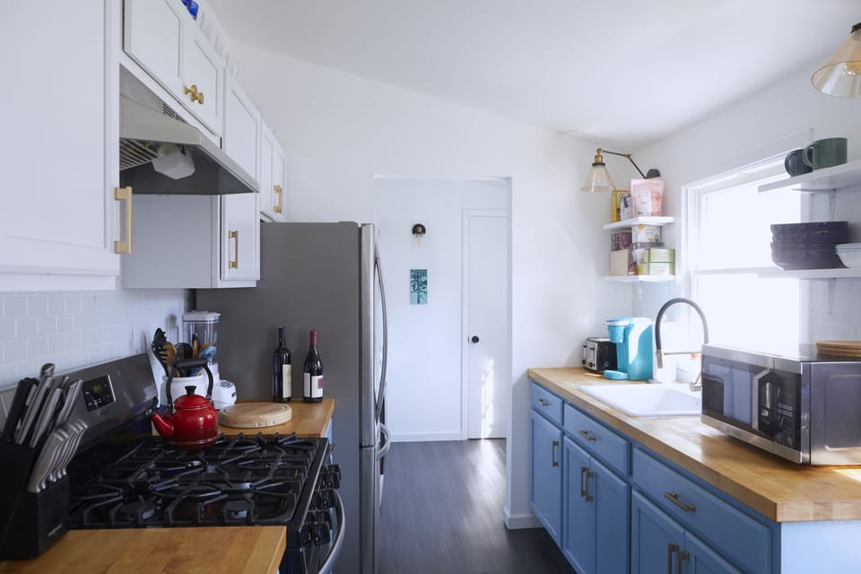 Kitchen: Microwave, Coffee Maker, Toaster
