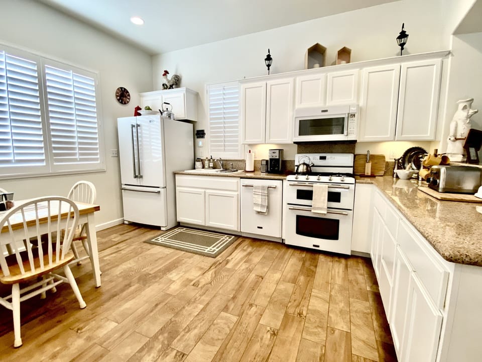 Full working Kitchen: Kitchen has all the amenities, just like home....