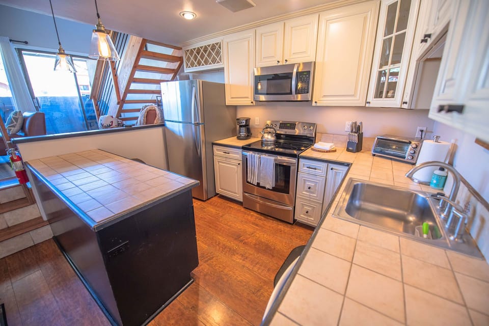 Open floor plan with lots of windows 