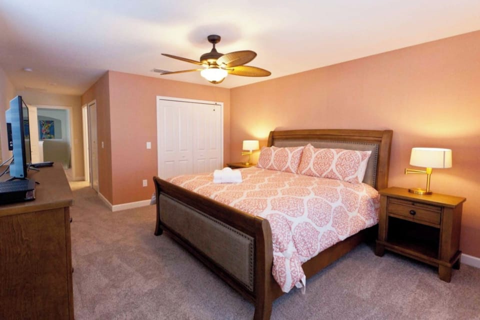 Sleeps 14! Near Disney/Water view/RESORT/FREE WIFI House in Kissimmee