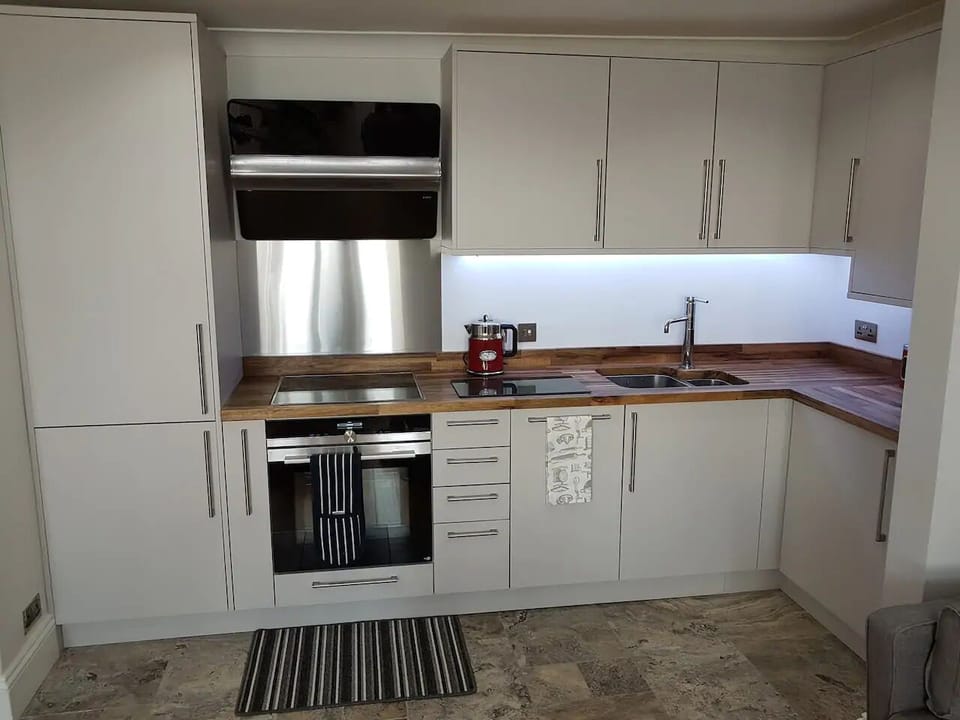 Fully equipped Kitchen area with built in appliances by Neff, Seimens, Elica.
