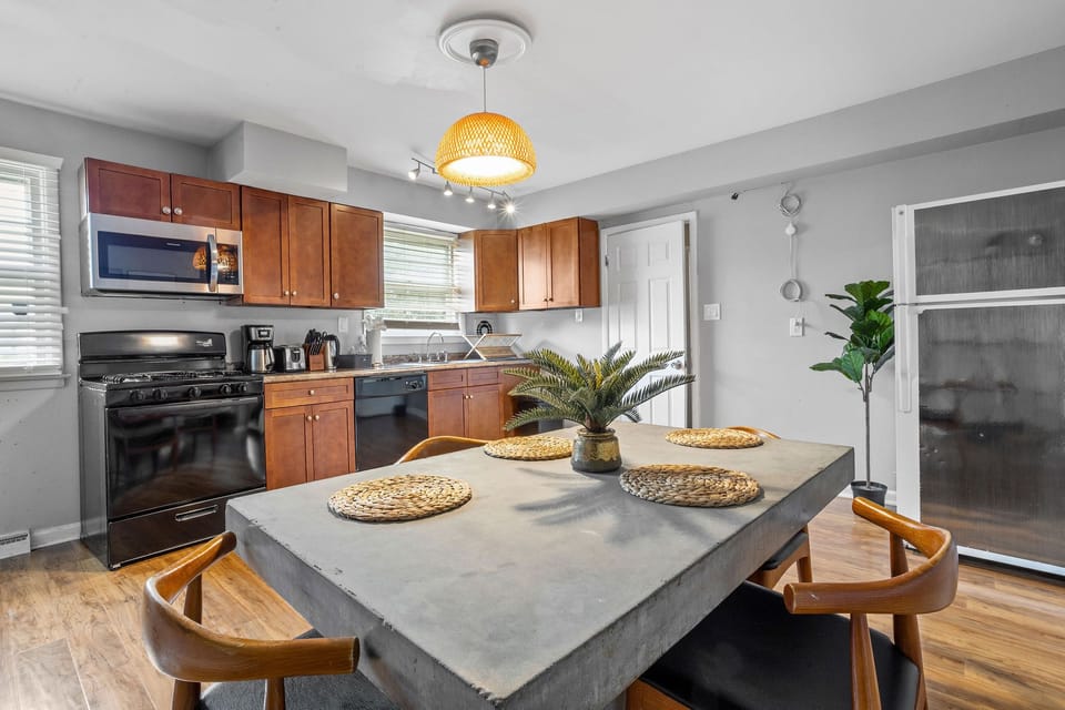 KITCHEN / DINNING AREA
