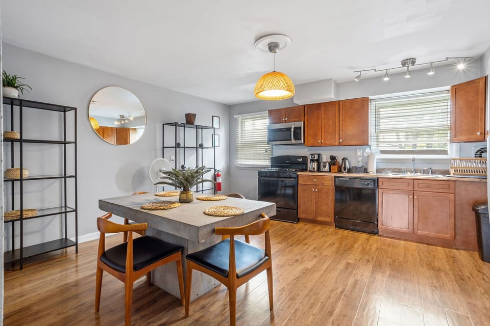 KITCHEN / DINNING AREA
