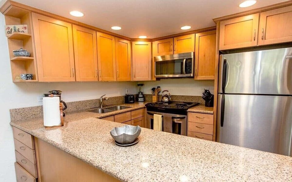 Full kitchen.