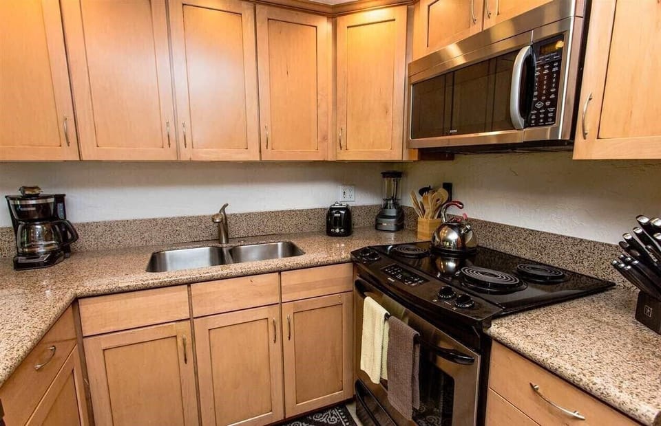 Full kitchen.