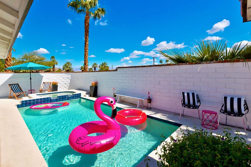 Come live the good life at La Casa Rosa!