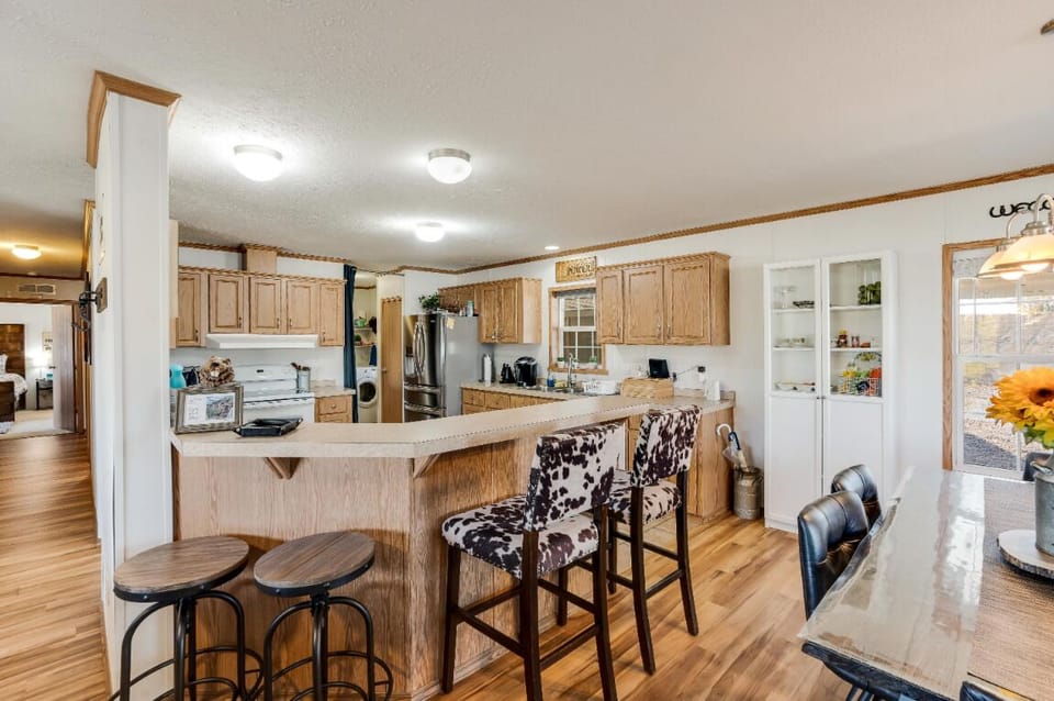 Hang out while cooking at our bar/sitting area. Mingle, mix and savor in style!