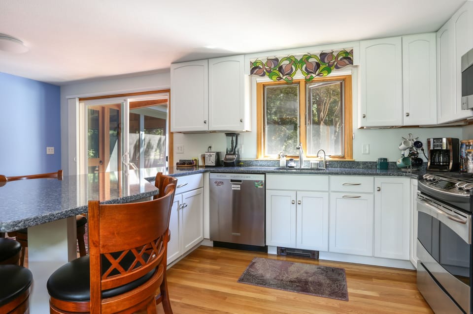 Fully Appointed Kitchen with Peninsula