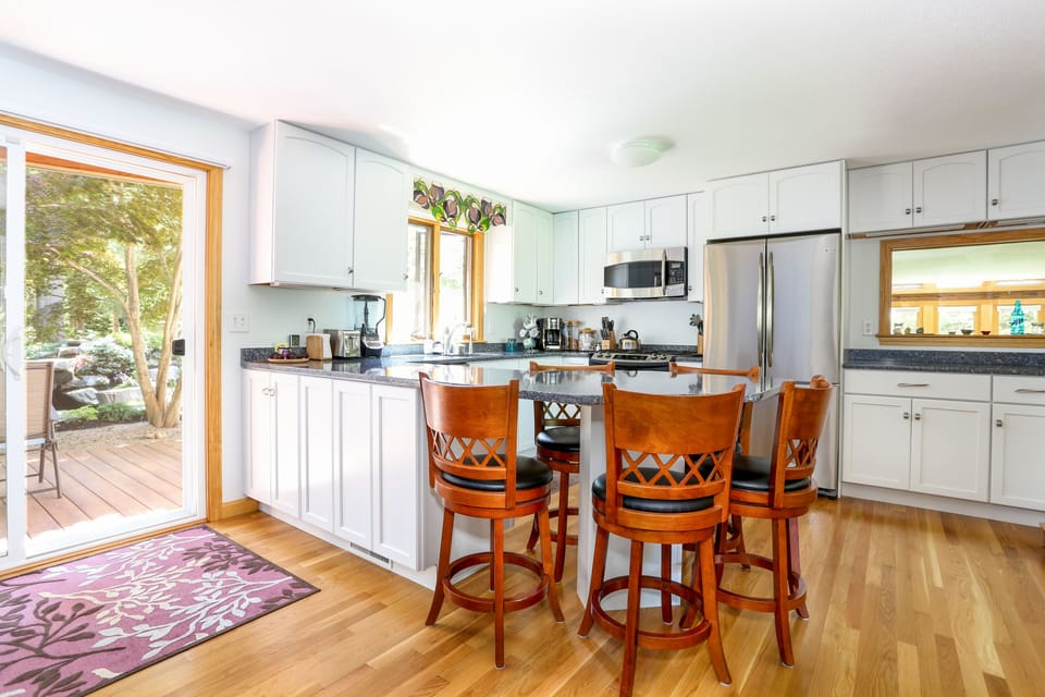 Fully Appointed Kitchen with Peninsula