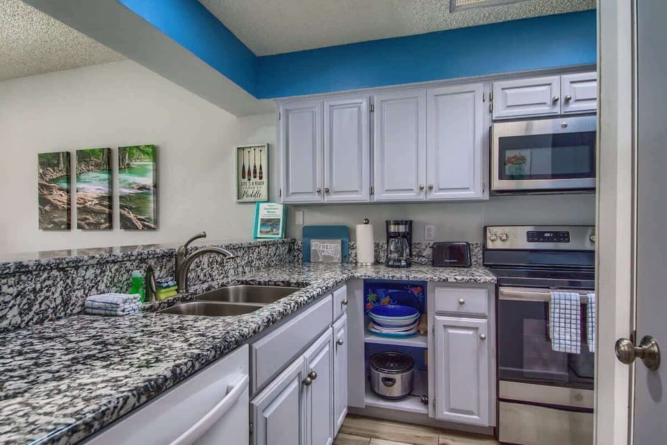 Fully Equipped Kitchen with all the Essential cookware. 