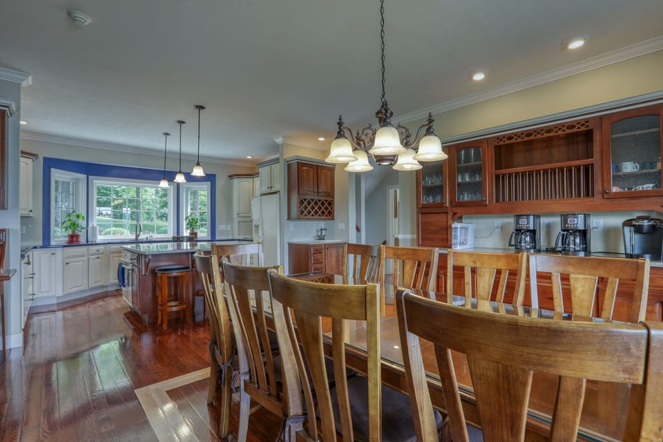 Kitchen w/ dining seating for 10