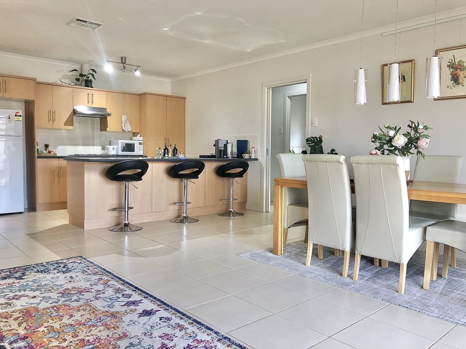 Kitchen & dining area