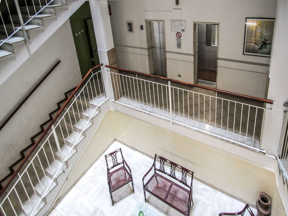 Property, Stairs, Building, Handrail, Baluster, Room, Floor, Architecture, House, Ceiling