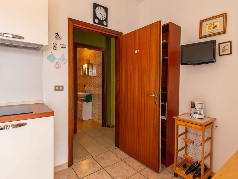 Sky, Mountain, Daytime, Building, Plant, Natural Landscape, House, Vegetation, Highland, Tree