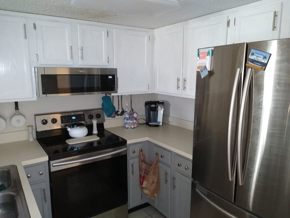 Well-appointed full kitchen


