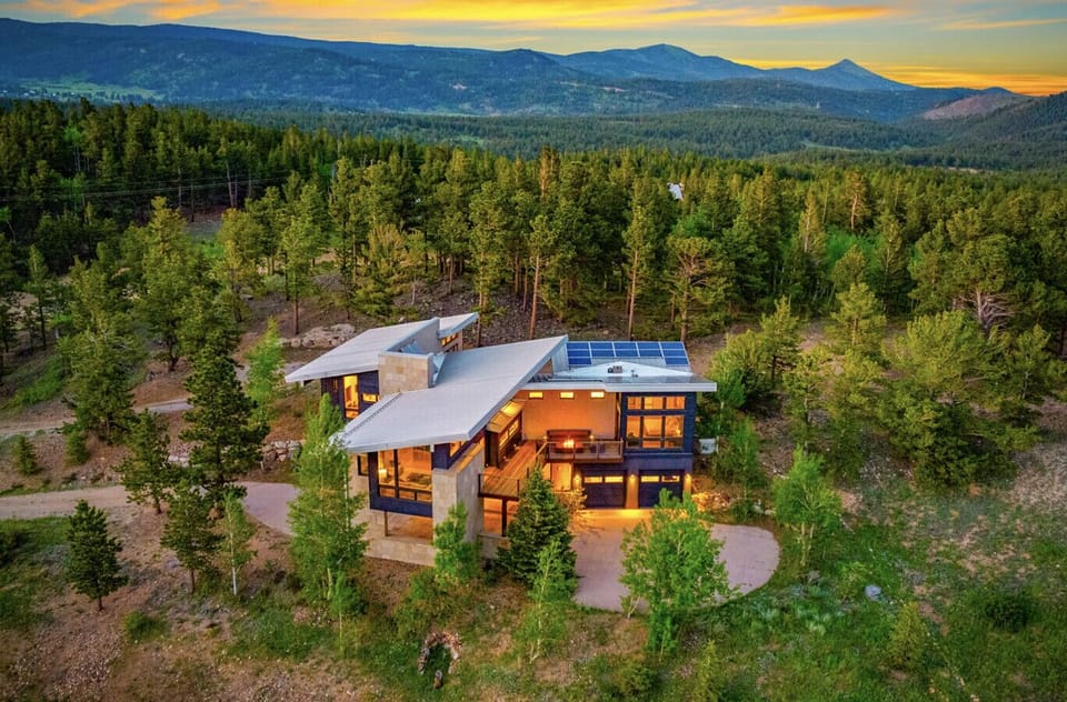 Modern Mountain Luxury with Extensive Views