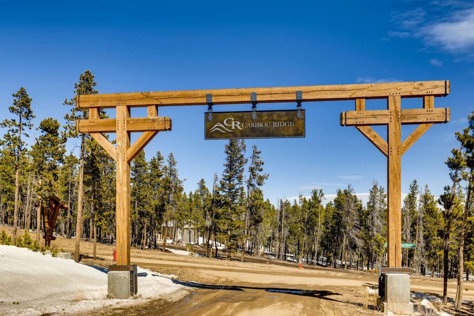 Entrance to neighborhood, Caribou Ridge