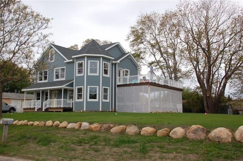 Sideview of house with 2nd story deck