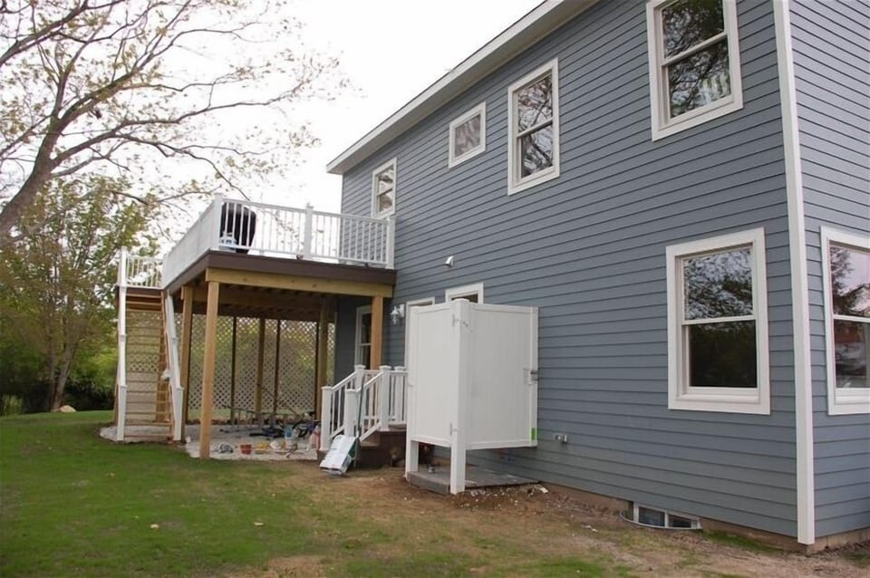 Back of house, outdoor shower and steps to deck