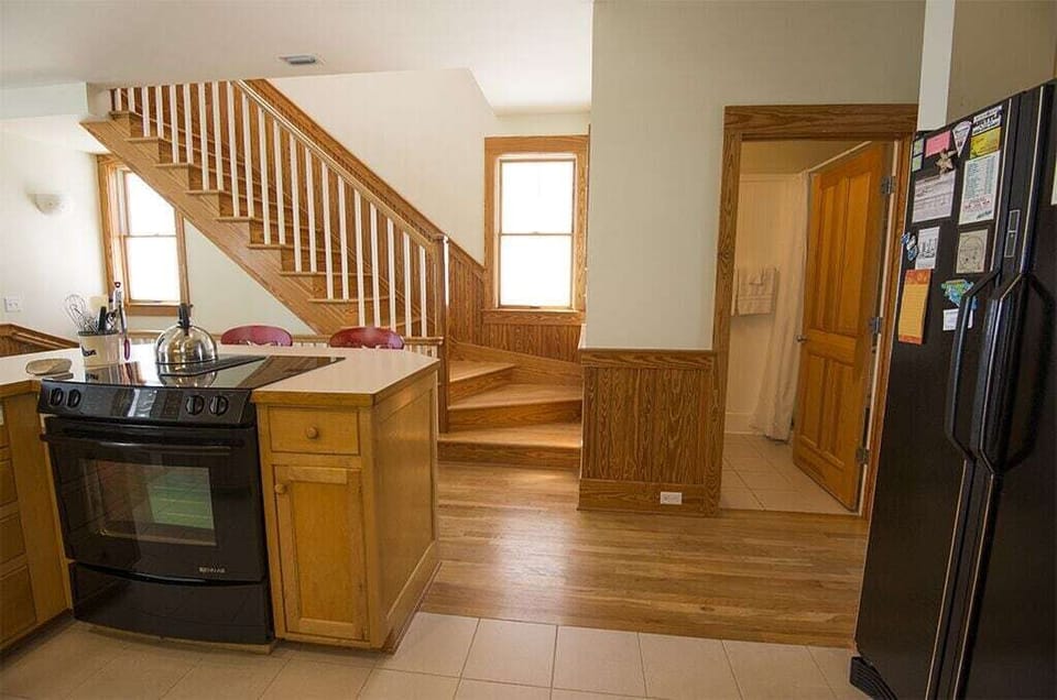 Guest bath and stairway to 3rd floor bedrooms.