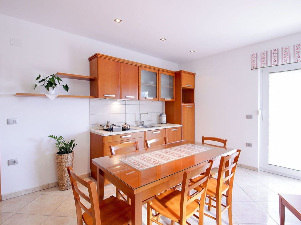 Room, Property, Furniture, Building, Real Estate, Interior Design, House, Table, Kitchen, Floor