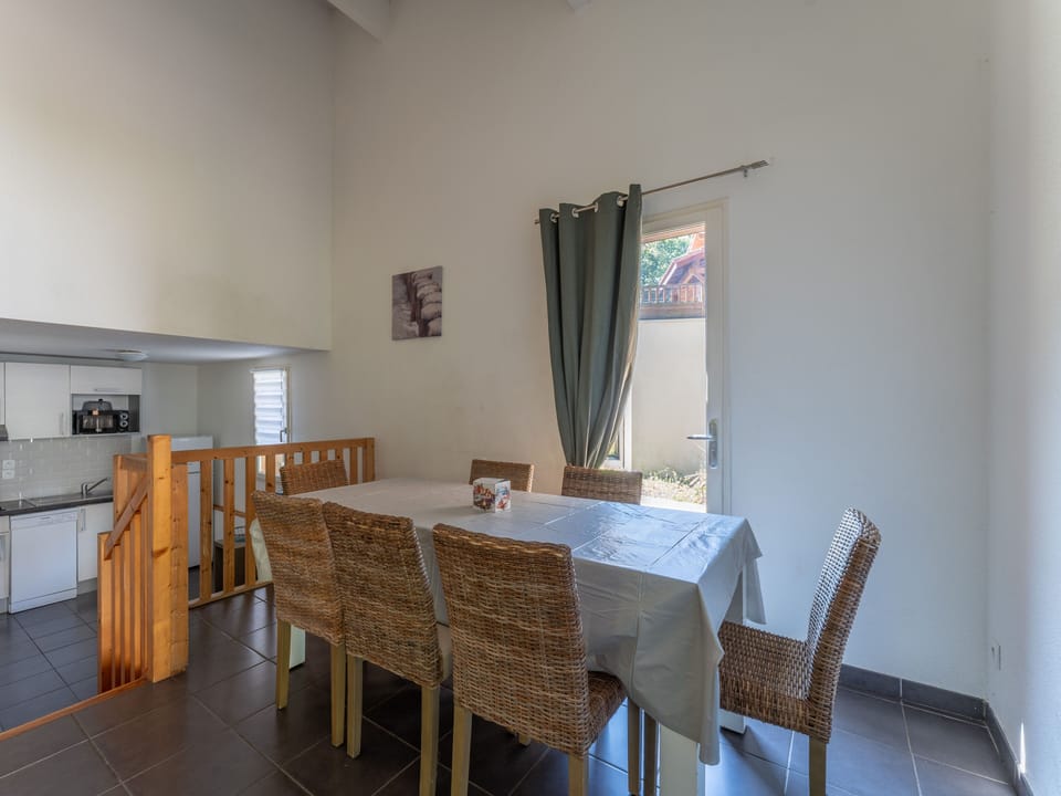 The dining area with seating for the whole group — a natural gathering spot for shared meals after a day of water sports on the lake or forest walks through the Lacanau pines.