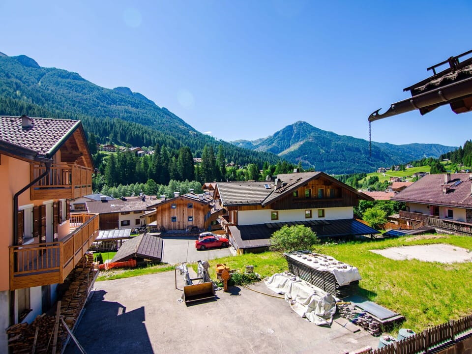 Sky, Building, Mountain, Nature, House, Window, Plant, Residential Area, Leisure, Neighbourhood