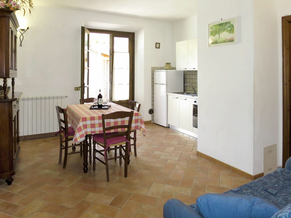 Room, Floor, Property, Furniture, Building, Interior Design, House, Table, Wall, Flooring
