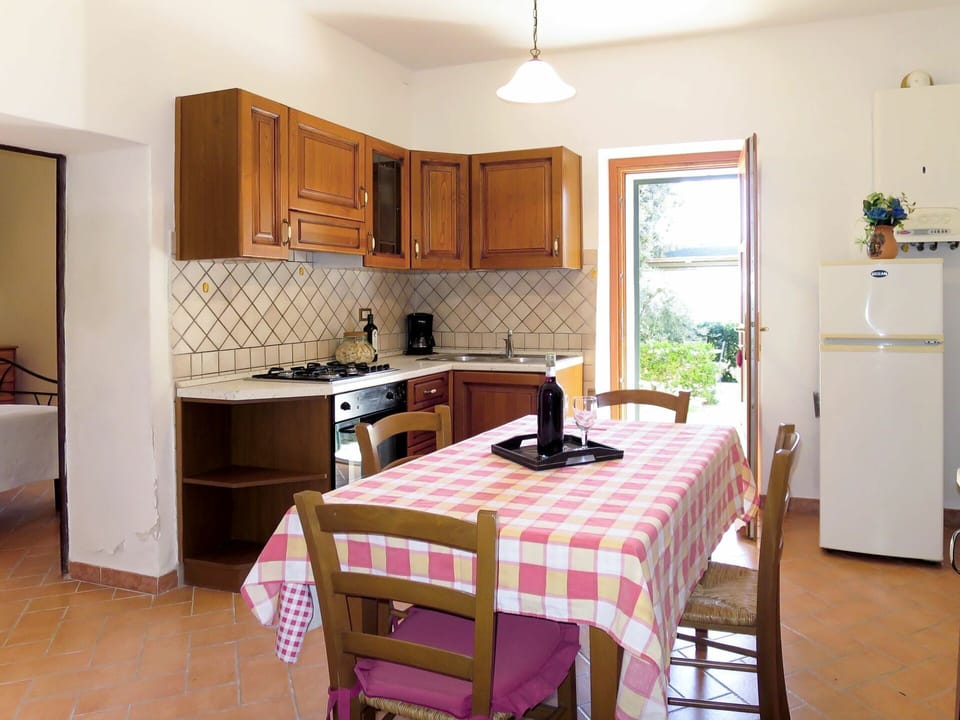 Furniture, Room, Kitchen, Property, Building, Countertop, Cabinetry, Floor, Interior Design, House