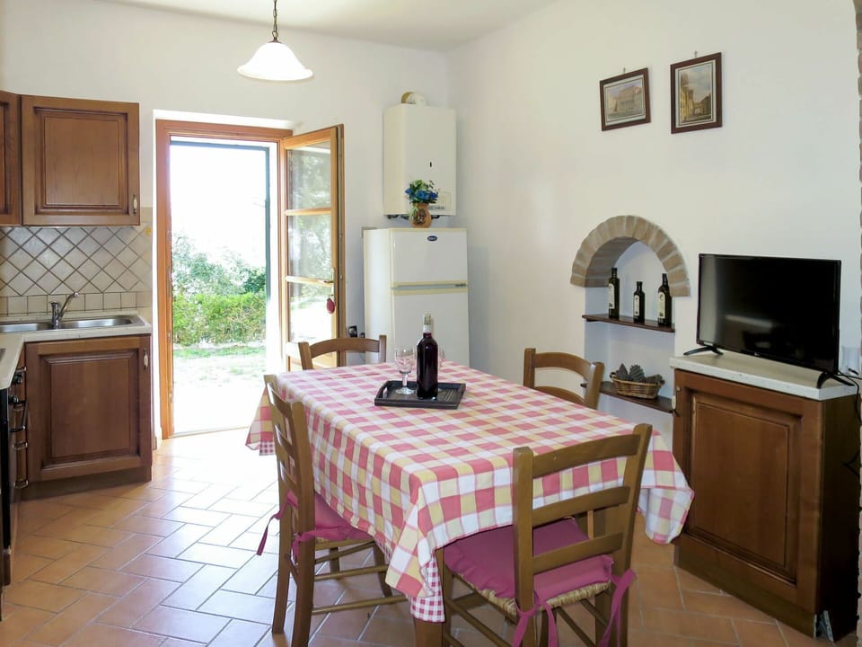 Room, Furniture, Property, Floor, Building, Kitchen, Interior Design, Table, House, Dining Room