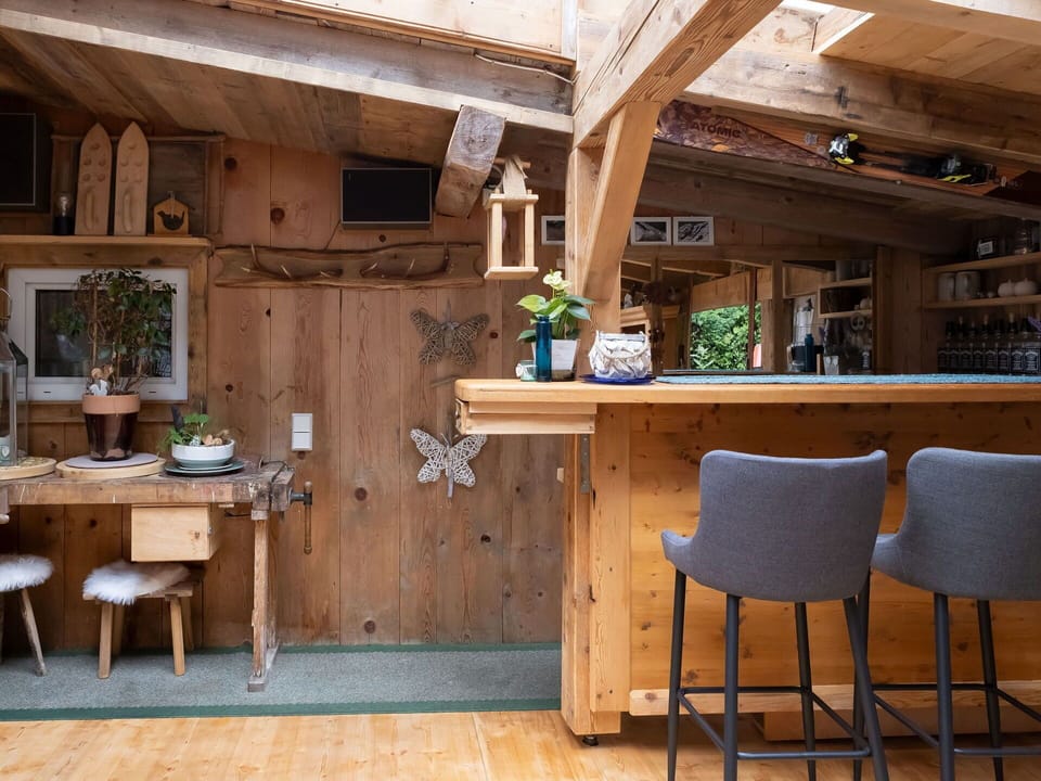 Plant, Table, Property, Furniture, Building, Wood, Flowerpot, Interior Design, Houseplant, Wood Stain