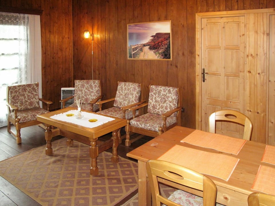 Room, Property, Furniture, Interior Design, Table, Building, House, Real Estate, Floor, Suite