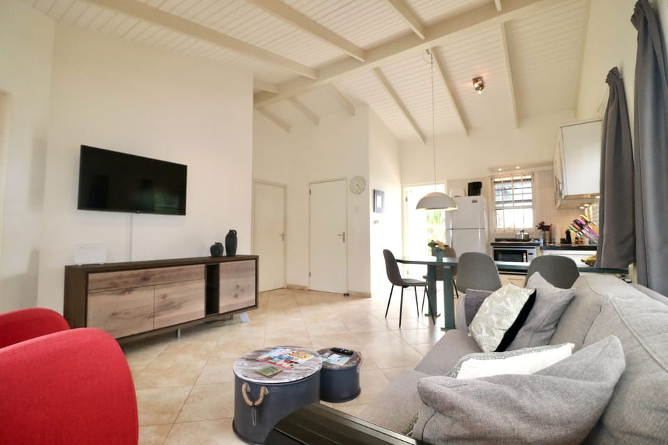 Seru Coral Resort - Bungalow Koraaltje b14  - Living