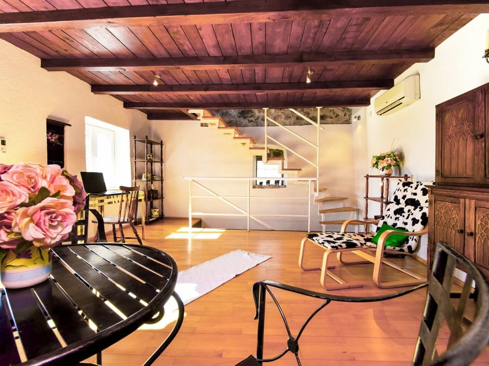 Room, Interior Design, Building, Property, Ceiling, Furniture, House, Living Room, Home, Loft