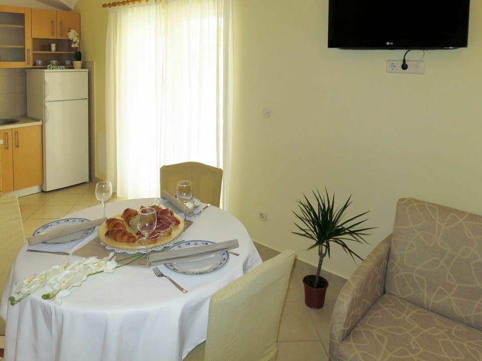 Room, Property, Interior Design, Floor, Furniture, Table, Real Estate, House, Meal, Building