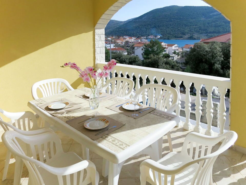 Table, Furniture, Tableware, Property, Chair, Building, Plant, Dishware, Window, Tablecloth
