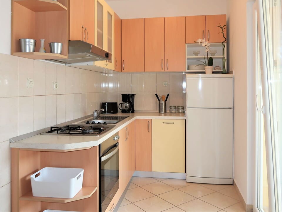 Brown, Cabinetry, Countertop, Property, Kitchen Sink, Sink, Kitchen Appliance, Kitchen, Kitchen Stove, Home Appliance