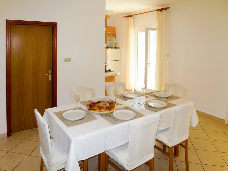 Room, Property, Dining Room, Furniture, Table, Floor, Interior Design, Tablecloth, Building, House