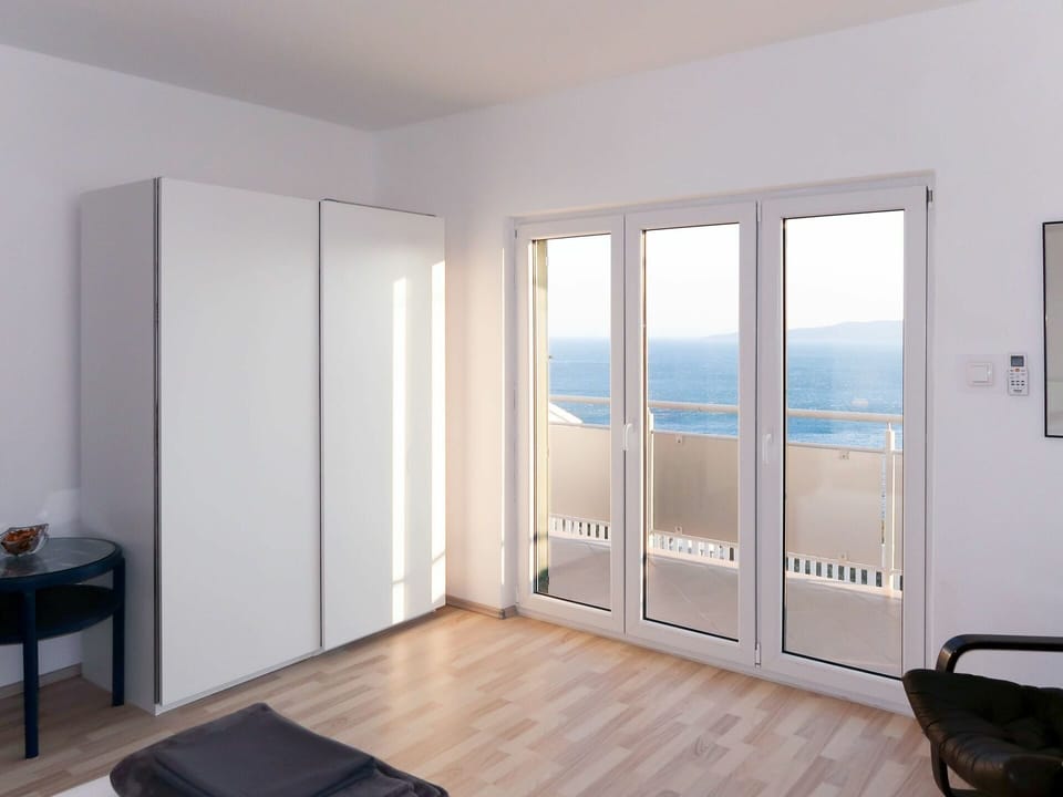 Room, Property, Furniture, Door, Interior Design, Floor, Building, Automotive Exterior, Laminate Flooring, Ceiling