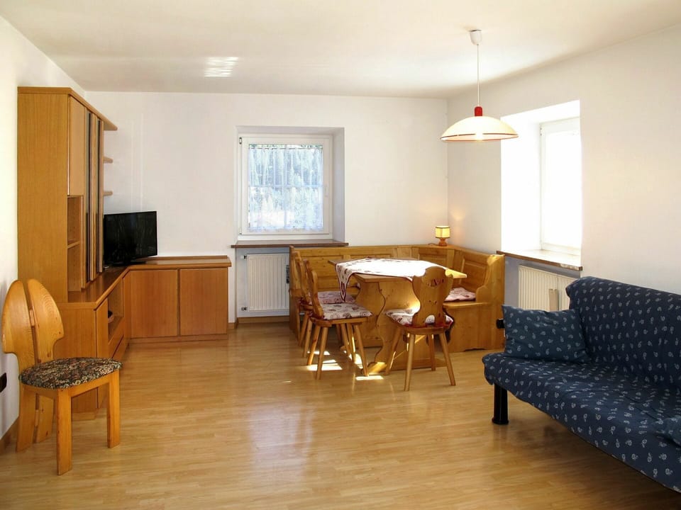 Room, Floor, Furniture, Property, Living Room, Wood Flooring, Building, Interior Design, Hardwood, Laminate Flooring