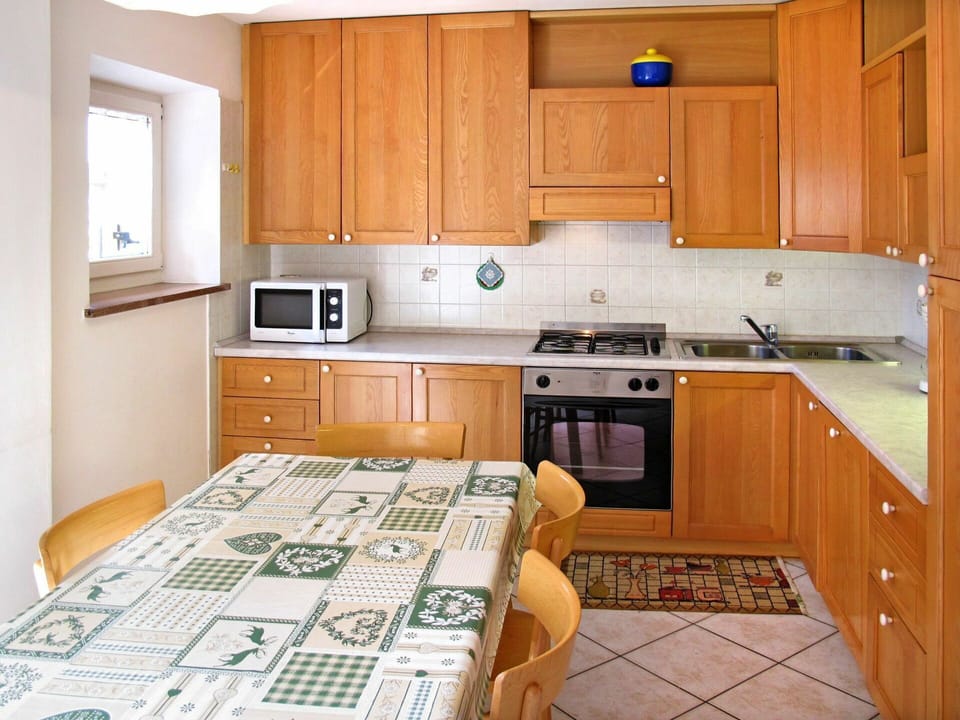 Property, Room, Kitchen, Furniture, Cabinetry, Countertop, Building, Floor, Interior Design, House