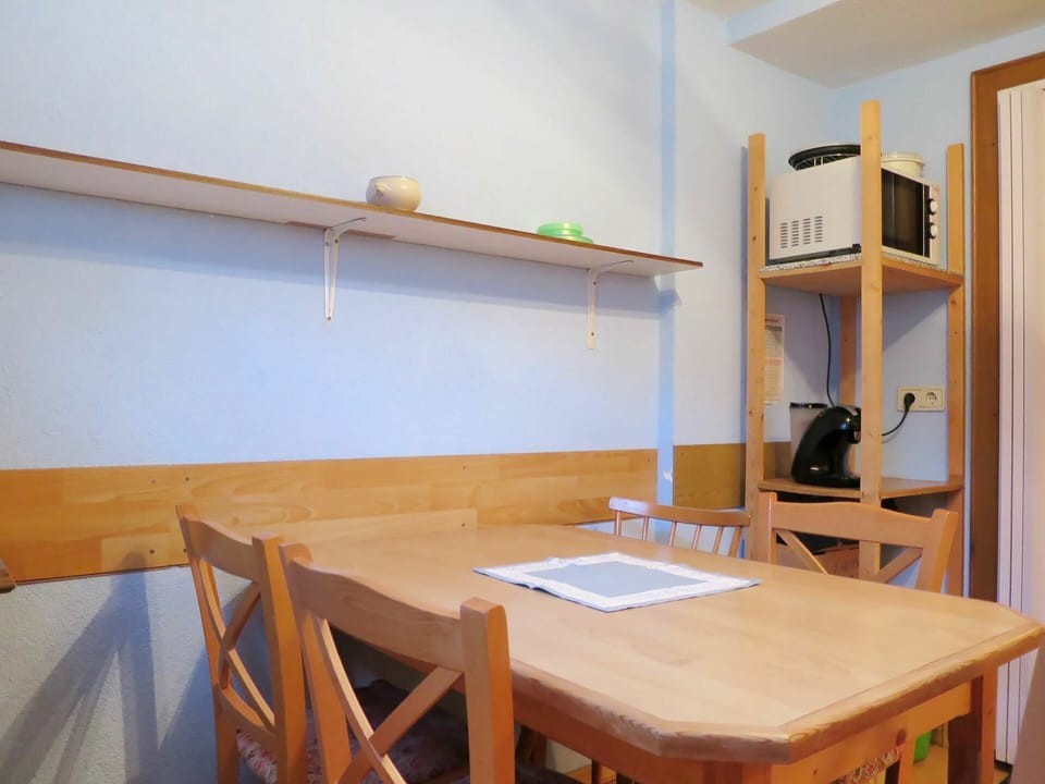 Room, Property, Furniture, Table, Building, House, Shelf, Interior Design, Plywood, Floor