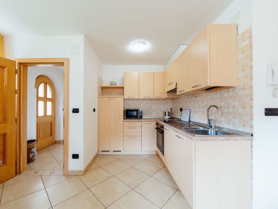 Tap, Kitchen Sink, Cabinetry, Sink, Countertop, Plumbing Fixture, Building, Wood, Lighting, Kitchen