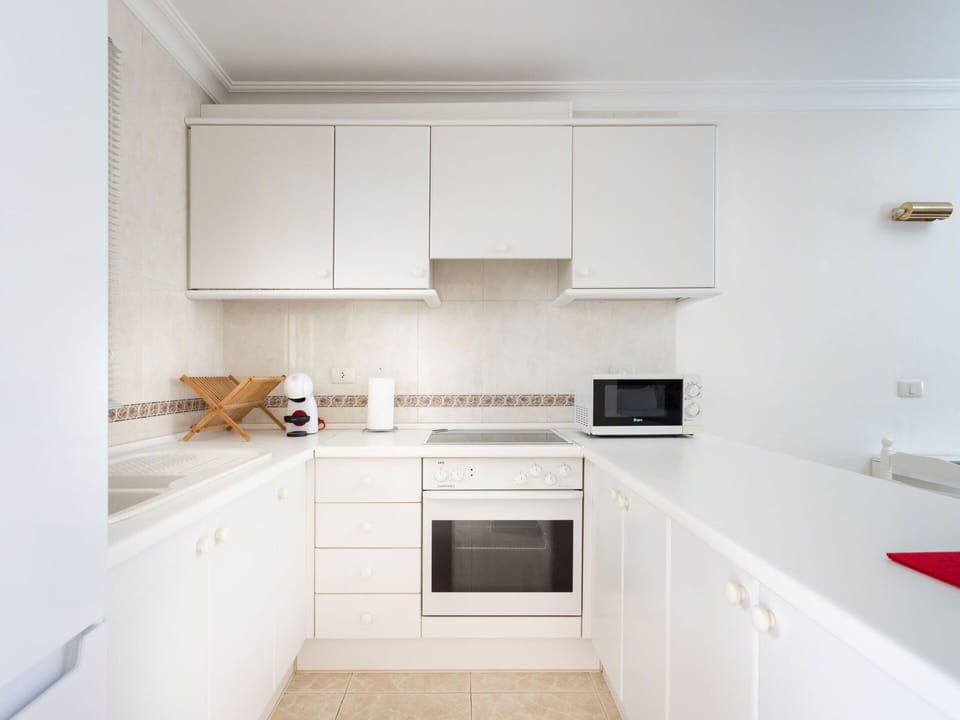 Countertop, Cabinetry, Property, White, Kitchen Stove, Kitchen, Kitchen Appliance, Home Appliance, Interior Design, Wood
