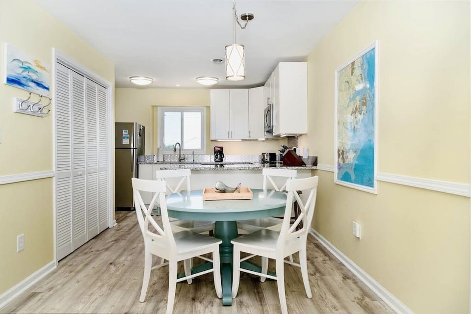 Dining space with seat for 4 and up to 6. 