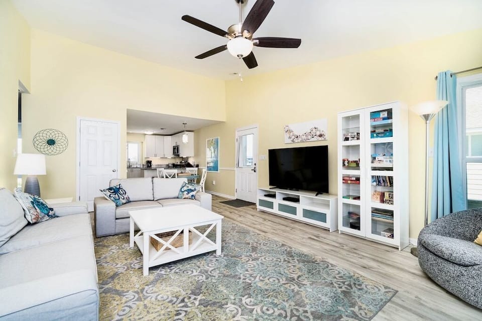 Open concept living, dining, and kitchen