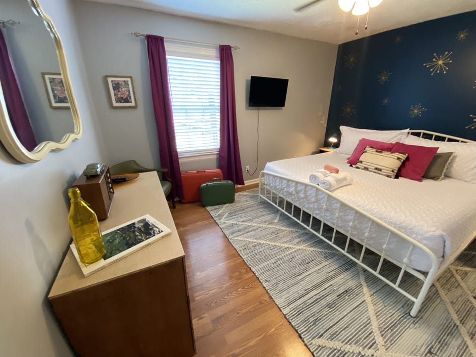 A good night's rest is waiting for you on this King memory foam mattress!