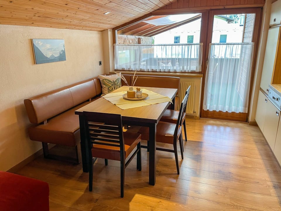 Table, Furniture, Property, Building, Window, Wood, Architecture, Flooring, Living Room, Floor