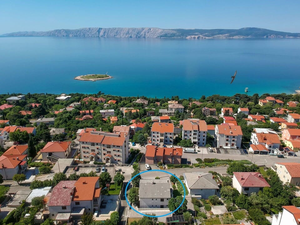 Water, Sky, Daytime, Building, Nature, Blue, Azure, Mountain, Urban Design, Lake