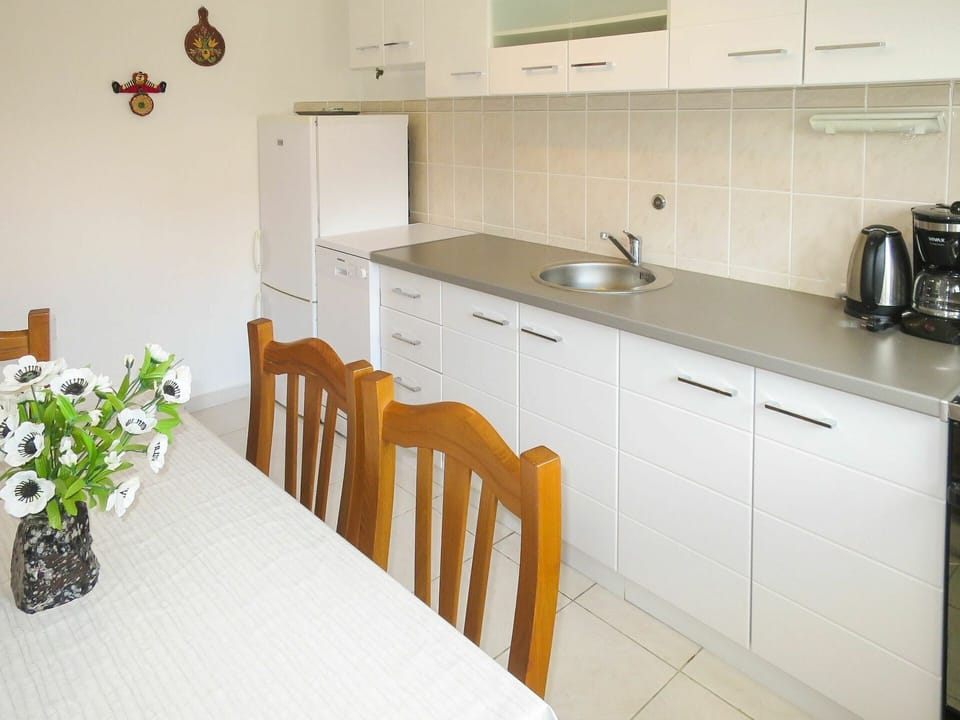 Kitchen Sink, Tap, Cabinetry, Sink, Property, Countertop, Furniture, Table, Kitchen Stove, Building